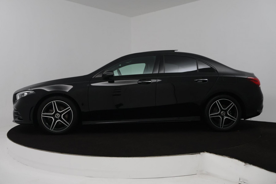 Mercedes-Benz A-Klasse 200 Business Solution AMG (PANORAMADAK, STOELVERWARMING, ACHTERUITRIJCAMERA, SFEERVERLICHTING)