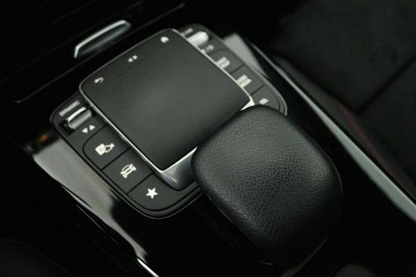 Mercedes-Benz A-Klasse 200 Business Solution AMG (PANORAMADAK, STOELVERWARMING, ACHTERUITRIJCAMERA, SFEERVERLICHTING)