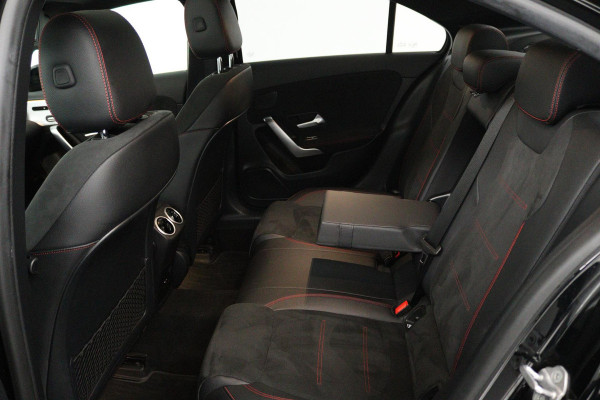 Mercedes-Benz A-Klasse 200 Business Solution AMG (PANORAMADAK, STOELVERWARMING, ACHTERUITRIJCAMERA, SFEERVERLICHTING)