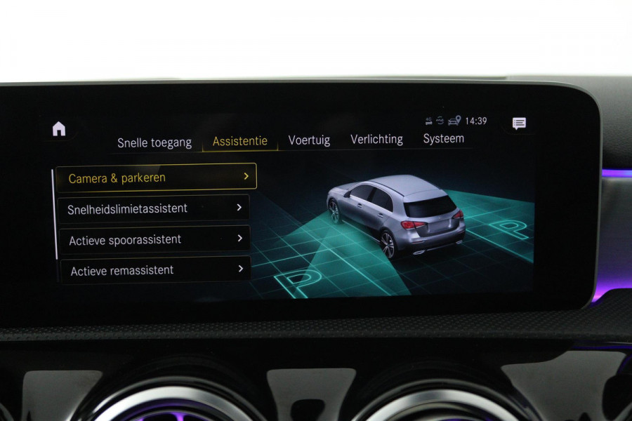 Mercedes-Benz A-Klasse 220 4MATIC Premium Plus (PANORAMADAK, SFEERVERLICHTING, STOELVERWARMING, BURMESTER, ACHTERUITRIJCAMERA)