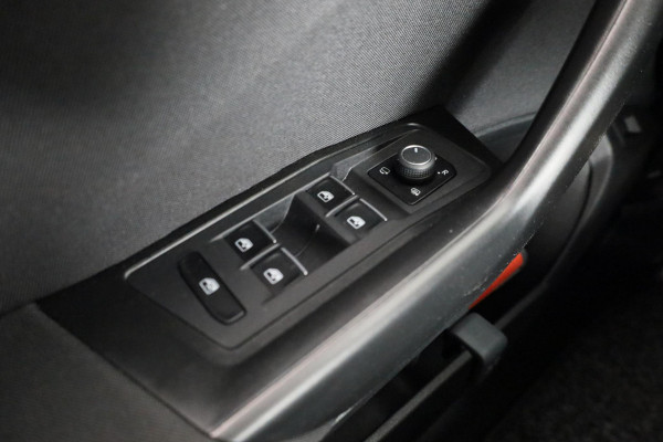 Volkswagen T-Roc 1.5 TSI Sport Business R-line 150 pk Automaat (DSG) | Navigatie | Achteruitrijcamera | Parkeersensoren | Adaptieve cruise control | Stoelverwarming |