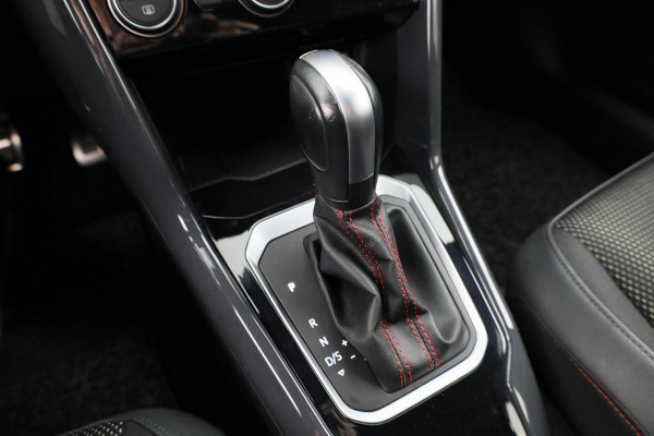 Volkswagen T-Roc 1.5 TSI Sport Business R-line 150 pk Automaat (DSG) | Navigatie | Achteruitrijcamera | Parkeersensoren | Adaptieve cruise control | Stoelverwarming |