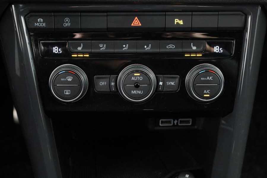 Volkswagen T-Roc 1.5 TSI Sport Business R-line 150 pk Automaat (DSG) | Navigatie | Achteruitrijcamera | Parkeersensoren | Adaptieve cruise control | Stoelverwarming |