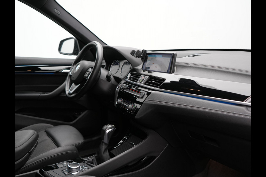 BMW X1 xDrive25e Sportline Plug In Hybrid 221pk Dealer O.H. PHEV | Trekhaak | Camera | Sfeerverlichting | Keyless | Sportstoelen Verwarmd | LED Koplampen | Cruise Control | Navigatie | DAB |