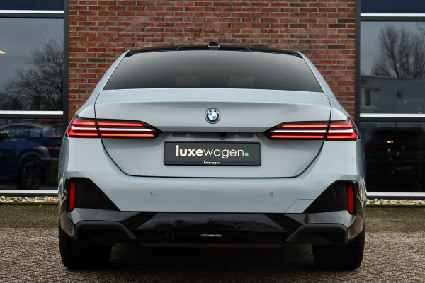 BMW 5 Serie 530e M-Sport Pano ACC 360 H/K Stoel-vent Brooklyngrau