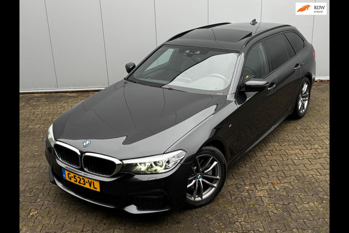 BMW 5 Serie Touring 520i M-SPORT HIGH EXECUTIVE PANORAMADAK DEALER STOELVERWARMING LEDER M PAKKET VIRTUAL AMBIANCE TREKHAAK