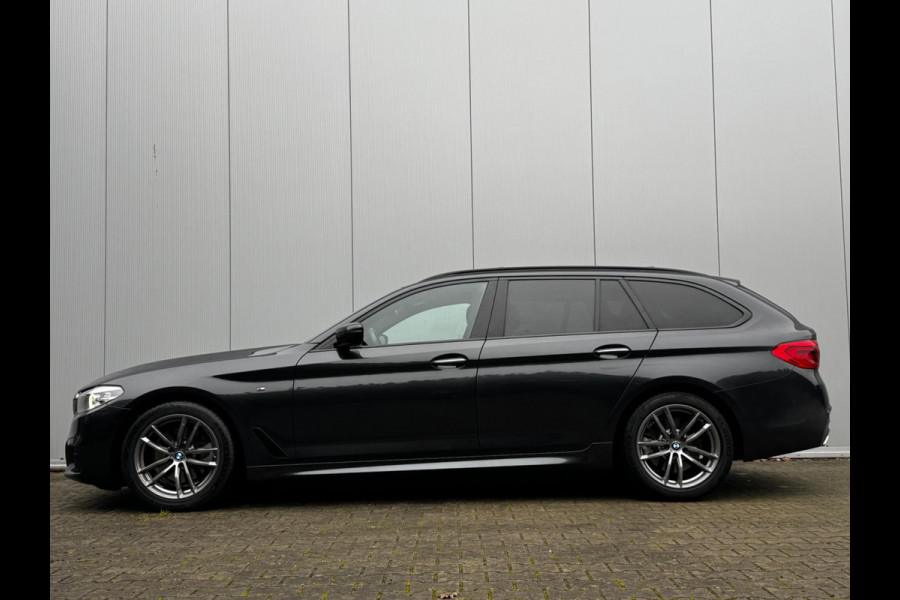 BMW 5 Serie Touring 520i M-SPORT HIGH EXECUTIVE PANORAMADAK DEALER STOELVERWARMING LEDER M PAKKET VIRTUAL AMBIANCE TREKHAAK