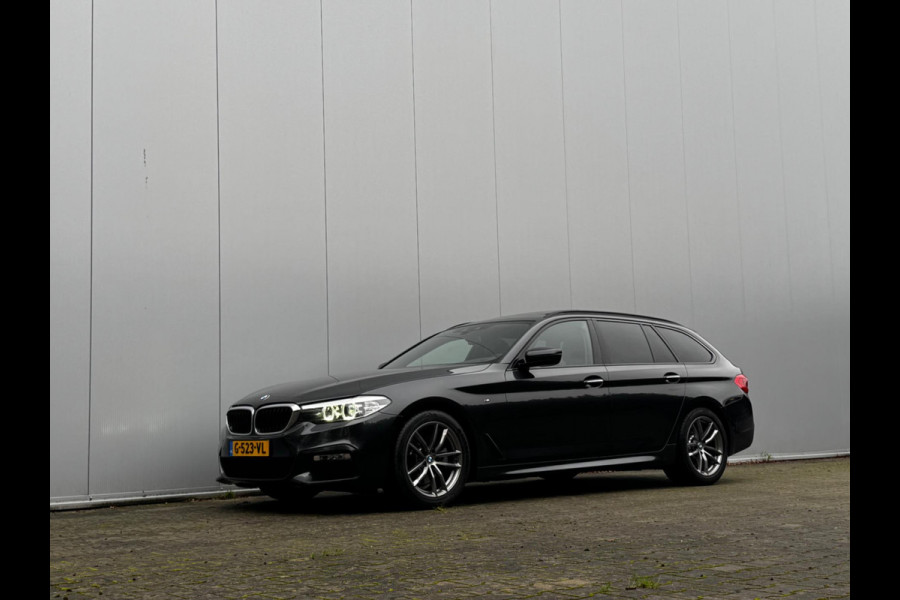 BMW 5 Serie Touring 520i M-SPORT HIGH EXECUTIVE PANORAMADAK DEALER STOELVERWARMING LEDER M PAKKET VIRTUAL AMBIANCE TREKHAAK