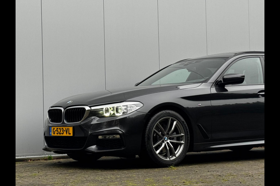 BMW 5 Serie Touring 520i M-SPORT HIGH EXECUTIVE PANORAMADAK DEALER STOELVERWARMING LEDER M PAKKET VIRTUAL AMBIANCE TREKHAAK