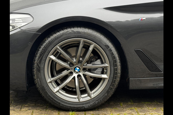 BMW 5 Serie Touring 520i M-SPORT HIGH EXECUTIVE PANORAMADAK DEALER STOELVERWARMING LEDER M PAKKET VIRTUAL AMBIANCE TREKHAAK