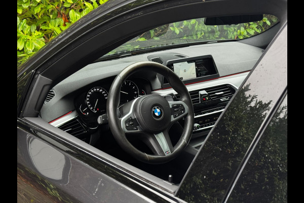 BMW 5 Serie Touring 520i M-SPORT HIGH EXECUTIVE PANORAMADAK DEALER STOELVERWARMING LEDER M PAKKET VIRTUAL AMBIANCE TREKHAAK