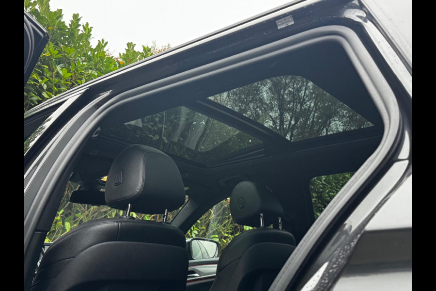 BMW 5 Serie Touring 520i M-SPORT HIGH EXECUTIVE PANORAMADAK DEALER STOELVERWARMING LEDER M PAKKET VIRTUAL AMBIANCE TREKHAAK