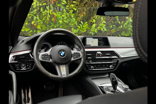 BMW 5 Serie Touring 520i M-SPORT HIGH EXECUTIVE PANORAMADAK DEALER STOELVERWARMING LEDER M PAKKET VIRTUAL AMBIANCE TREKHAAK