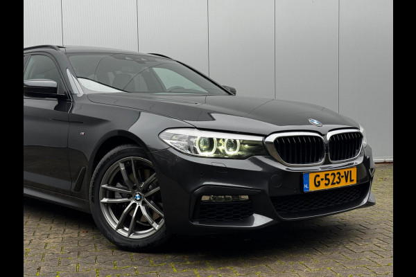 BMW 5 Serie Touring 520i M-SPORT HIGH EXECUTIVE PANORAMADAK DEALER STOELVERWARMING LEDER M PAKKET VIRTUAL AMBIANCE TREKHAAK