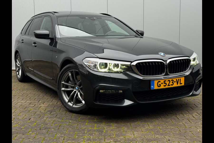 BMW 5 Serie Touring 520i M-SPORT HIGH EXECUTIVE PANORAMADAK DEALER STOELVERWARMING LEDER M PAKKET VIRTUAL AMBIANCE TREKHAAK