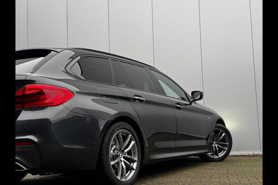 BMW 5 Serie Touring 520i M-SPORT HIGH EXECUTIVE PANORAMADAK DEALER STOELVERWARMING LEDER M PAKKET VIRTUAL AMBIANCE TREKHAAK