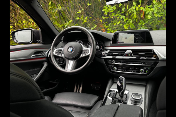 BMW 5 Serie Touring 520i M-SPORT HIGH EXECUTIVE PANORAMADAK DEALER STOELVERWARMING LEDER M PAKKET VIRTUAL AMBIANCE TREKHAAK