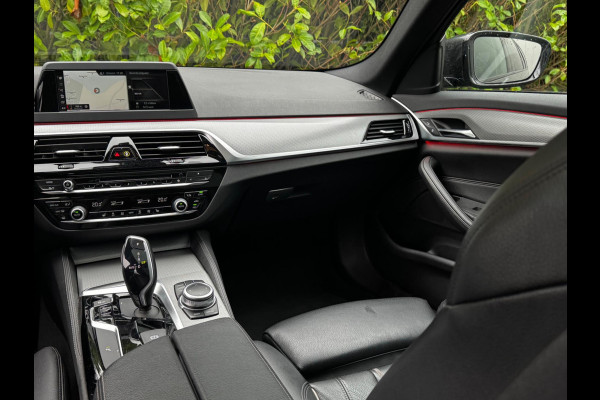 BMW 5 Serie Touring 520i M-SPORT HIGH EXECUTIVE PANORAMADAK DEALER STOELVERWARMING LEDER M PAKKET VIRTUAL AMBIANCE TREKHAAK