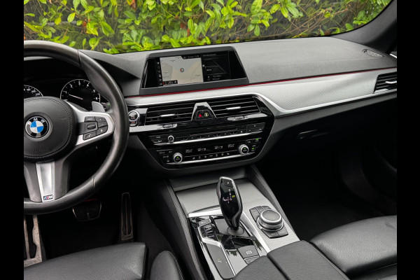 BMW 5 Serie Touring 520i M-SPORT HIGH EXECUTIVE PANORAMADAK DEALER STOELVERWARMING LEDER M PAKKET VIRTUAL AMBIANCE TREKHAAK