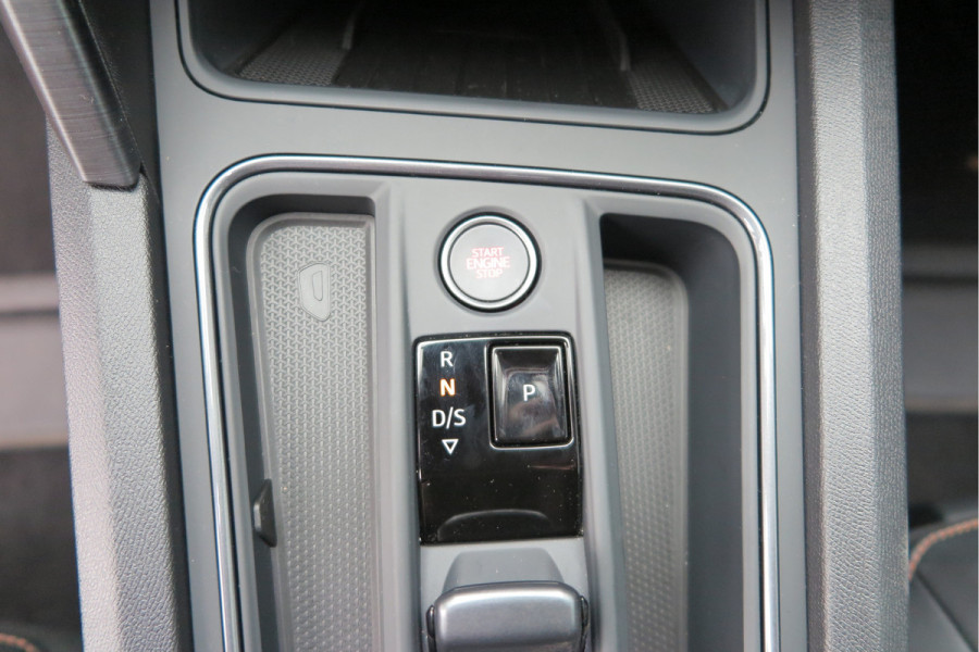 CUPRA Formentor 1.4 e-Hybrid 204pk Business. Led , Trekhaak , PDC , Clima, Stuurwiel verwarmd , LMV , Carplay, etc .