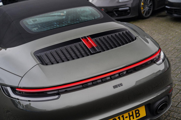 Porsche 911 Cabrio 3.0 Carrera | Sport Uitlaat | PASM Sport Suspension | LED Bi Xenon | Stoelverwarming | Aventuringroen | DAB+