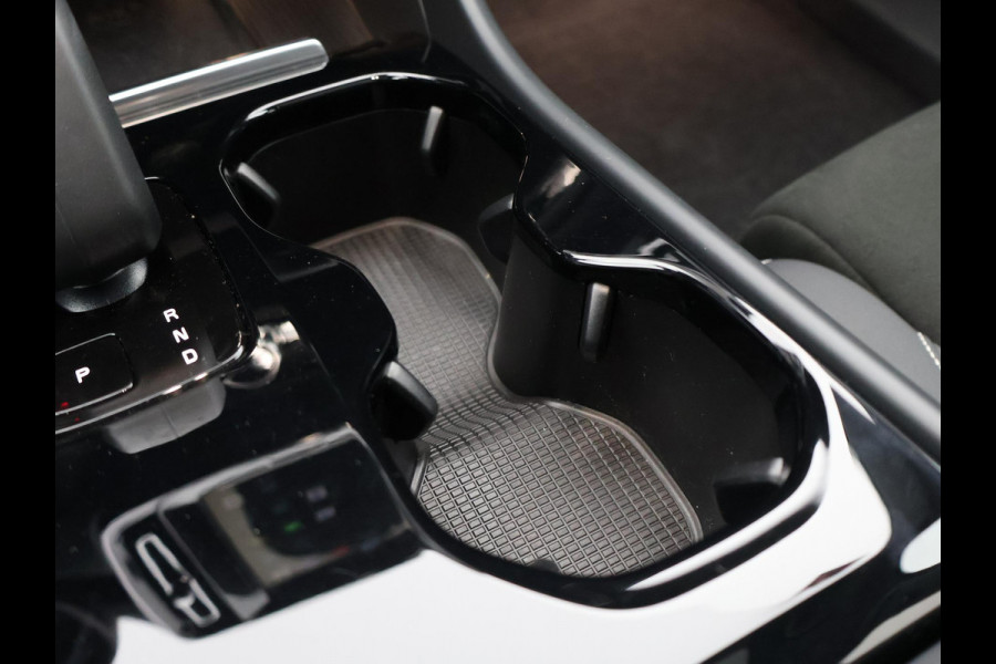 Volvo C40 RECHARGE TWIN INTRO AWD 78 KW/408 PK ACCU 92% BIJNA 2022.GARANTIE TOT 2032** 1800 KG TREKGEWICHT. PANODAK