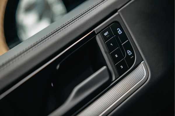 Porsche Cayenne Coupé 3.0 E-Hybrid Black Edition | Sport Chrono | Luchtvering | Adaptieve (18-voudige) sportstoelen met verwarming en verkoeling |