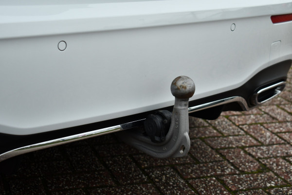 Mercedes-Benz A-Klasse 180 AMG Pano Trekhaak Camera Night Metallic-wit