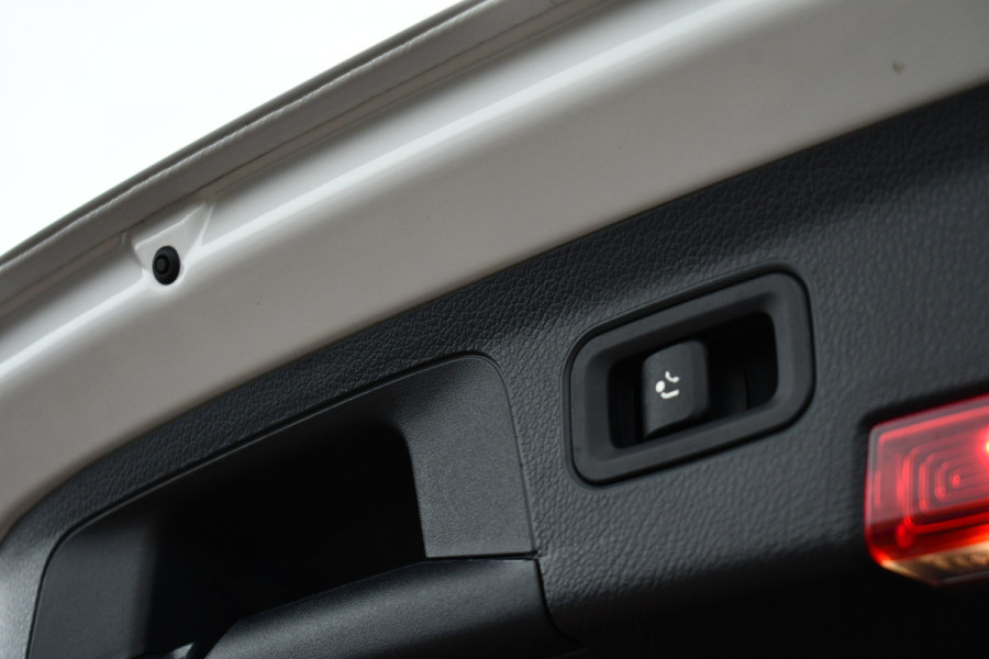 Mercedes-Benz A-Klasse 180 AMG Pano Trekhaak Camera Night Metallic-wit