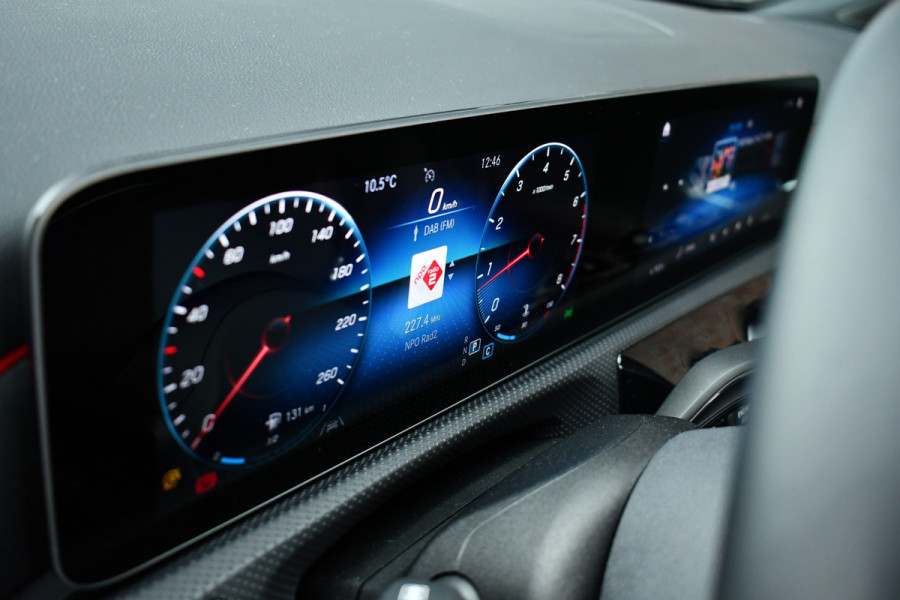 Mercedes-Benz A-Klasse 180 AMG Pano Trekhaak Camera Night Metallic-wit