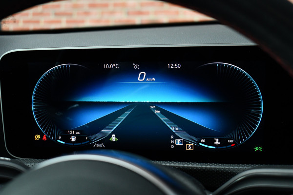 Mercedes-Benz A-Klasse 180 AMG Pano Trekhaak Camera Night Metallic-wit