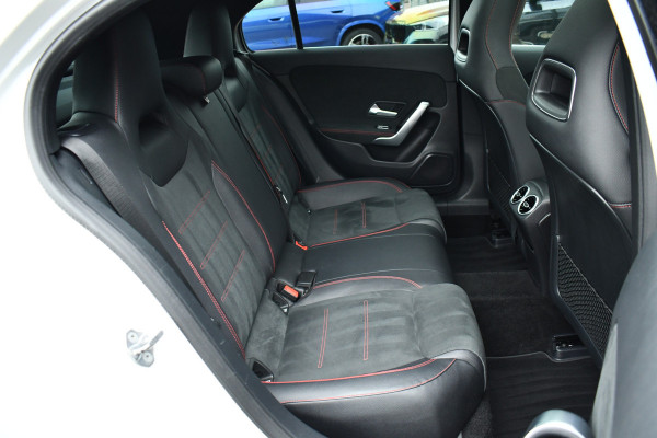 Mercedes-Benz A-Klasse 180 AMG Pano Trekhaak Camera Night Metallic-wit