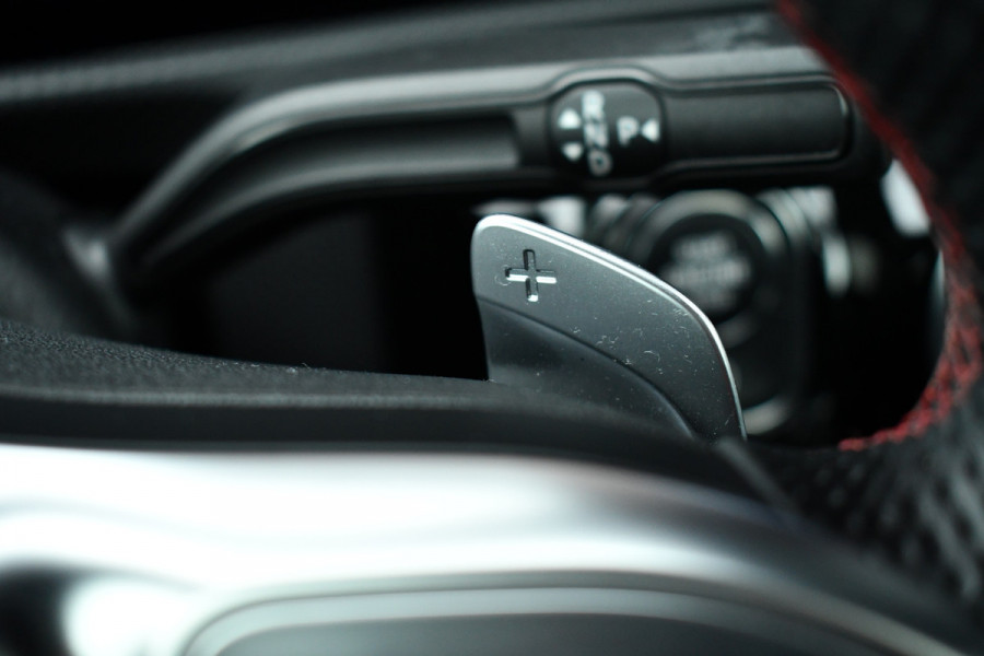 Mercedes-Benz A-Klasse 180 AMG Pano Trekhaak Camera Night Metallic-wit