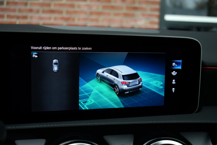 Mercedes-Benz A-Klasse 180 AMG Pano Trekhaak Camera Night Metallic-wit