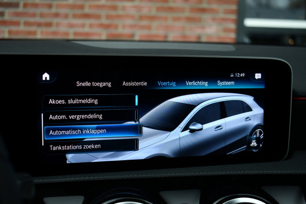 Mercedes-Benz A-Klasse 180 AMG Pano Trekhaak Camera Night Metallic-wit