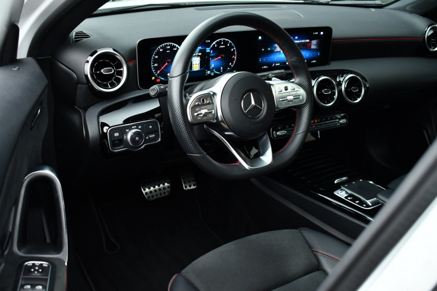 Mercedes-Benz A-Klasse 180 AMG Pano Trekhaak Camera Night Metallic-wit