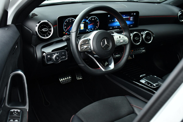 Mercedes-Benz A-Klasse 180 AMG Pano Trekhaak Camera Night Metallic-wit