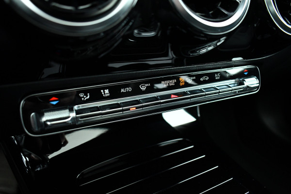 Mercedes-Benz A-Klasse 180 AMG Pano Trekhaak Camera Night Metallic-wit