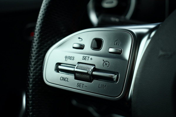 Mercedes-Benz A-Klasse 180 AMG Pano Trekhaak Camera Night Metallic-wit