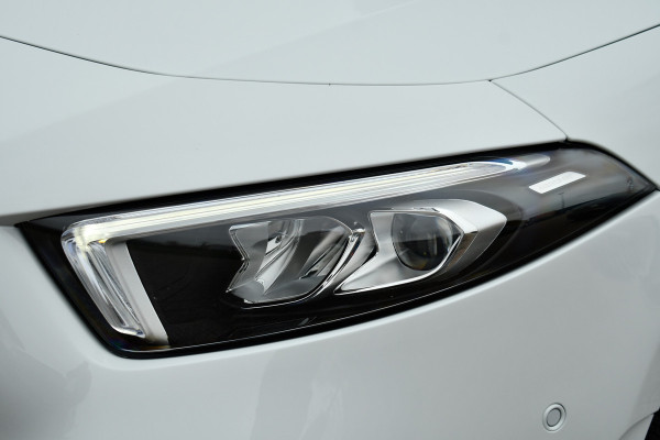 Mercedes-Benz A-Klasse 180 AMG Pano Trekhaak Camera Night Metallic-wit