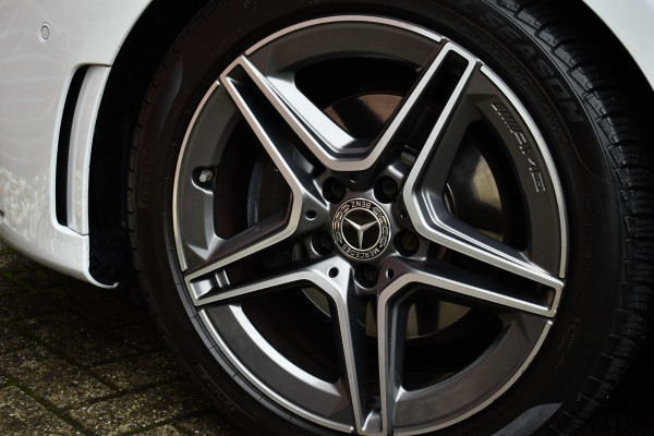 Mercedes-Benz A-Klasse 180 AMG Pano Trekhaak Camera Night Metallic-wit