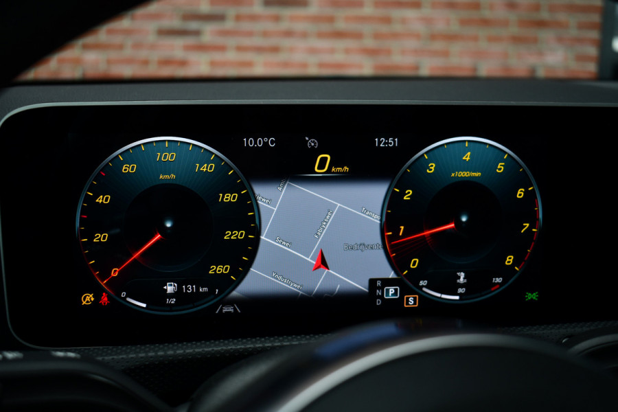 Mercedes-Benz A-Klasse 180 AMG Pano Trekhaak Camera Night Metallic-wit