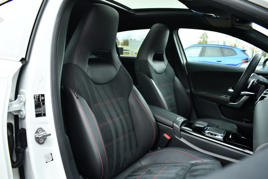 Mercedes-Benz A-Klasse 180 AMG Pano Trekhaak Camera Night Metallic-wit