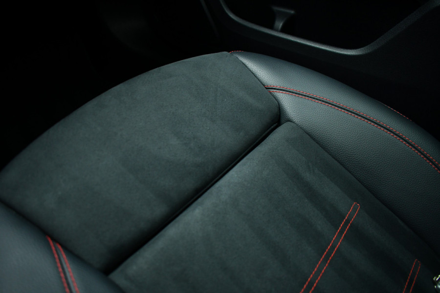 Mercedes-Benz A-Klasse 180 AMG Pano Trekhaak Camera Night Metallic-wit