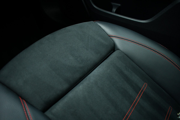 Mercedes-Benz A-Klasse 180 AMG Pano Trekhaak Camera Night Metallic-wit