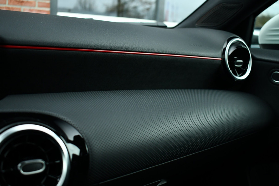 Mercedes-Benz A-Klasse 180 AMG Pano Trekhaak Camera Night Metallic-wit