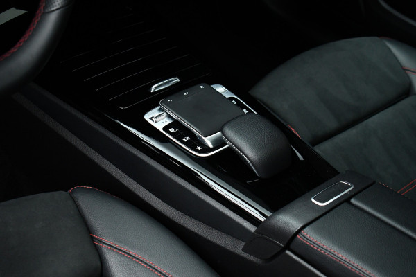 Mercedes-Benz A-Klasse 180 AMG Pano Trekhaak Camera Night Metallic-wit