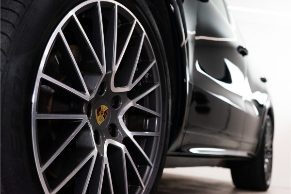 Porsche Cayenne 3.0 E-Hybrid Platinum Edition 462PK | NL AUTO | 1e Eigenaar NAP | Sport Design | Pano | Bose | Meedraaiende achteras | VOL OPTIE