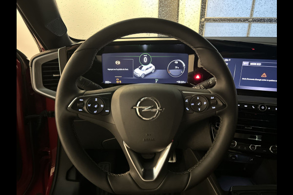 Opel Mokka Electric Ultimate 50 kWh Mokka in nieuwstaat, lage kilometerstand, Multimedia Navi Pro