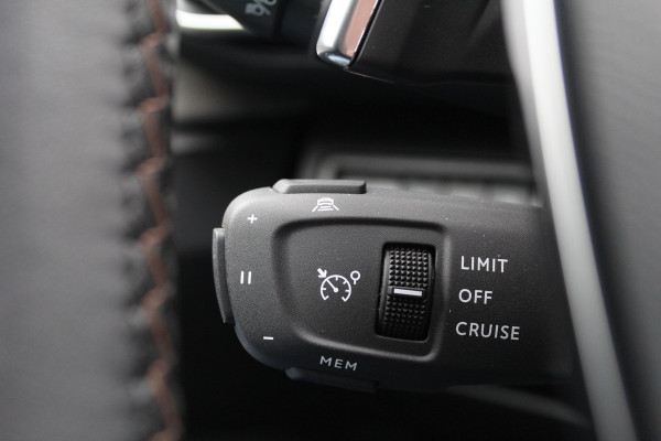 Peugeot 3008 1.6 HYbrid 225 GT | Nachtzicht | Panoramadak | Trekhaak | Navigatie | Camera | BLIS